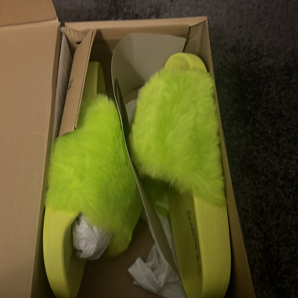 Priced to sell fast!!! 
Bearpaw Women's Lucinda slip on shoes - Size 10